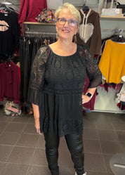 Elegantti silkkitunika kauniilla kirjailulla, A-linjainen malli, ilmava materiaali, leveät vajaamittaiset hihat ja O-pääntie