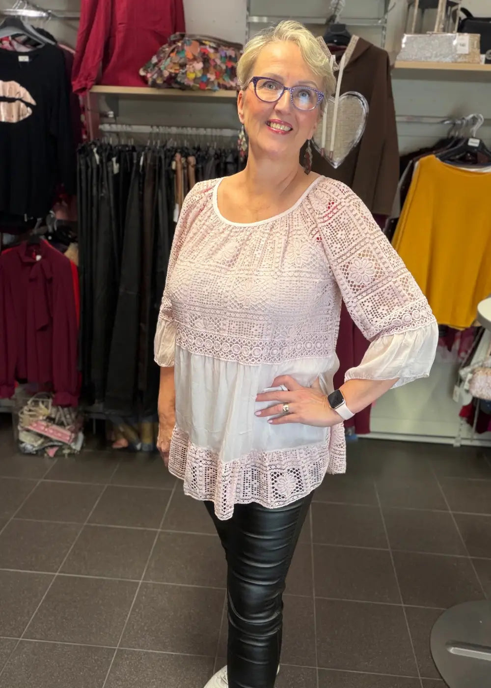 Elegantti silkkitunika kauniilla kirjailulla, A-linjainen malli, ilmava materiaali, leveät vajaamittaiset hihat ja O-pääntie