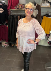 Elegantti silkkitunika kauniilla kirjailulla, A-linjainen malli, ilmava materiaali, leveät vajaamittaiset hihat ja O-pääntie