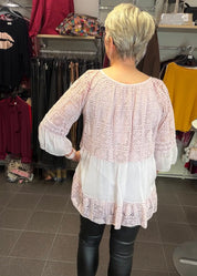 Elegantti silkkitunika kauniilla kirjailulla, A-linjainen malli, ilmava materiaali, leveät vajaamittaiset hihat ja O-pääntie