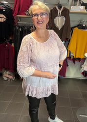 Elegantti silkkitunika kauniilla kirjailulla, A-linjainen malli, ilmava materiaali, leveät vajaamittaiset hihat ja O-pääntie