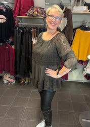 Elegantti silkkitunika kauniilla kirjailulla, A-linjainen malli, ilmava materiaali, leveät vajaamittaiset hihat ja O-pääntie