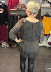 Elegantti silkkitunika kauniilla kirjailulla, A-linjainen malli, ilmava materiaali, leveät vajaamittaiset hihat ja O-pääntie