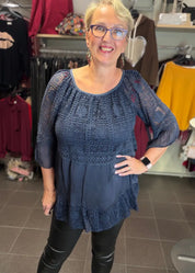 Elegantti silkkitunika kauniilla kirjailulla, A-linjainen malli, ilmava materiaali, leveät vajaamittaiset hihat ja O-pääntie