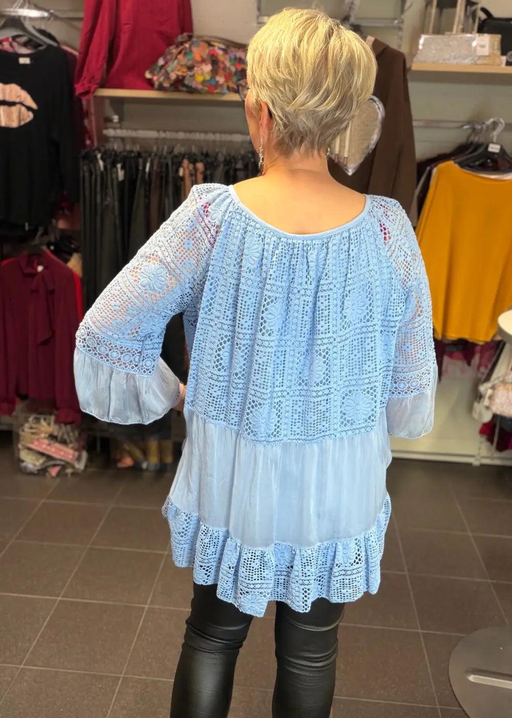 Elegantti silkkitunika kauniilla kirjailulla, A-linjainen malli, ilmava materiaali, leveät vajaamittaiset hihat ja O-pääntie