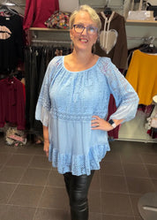 Elegantti silkkitunika kauniilla kirjailulla, A-linjainen malli, ilmava materiaali, leveät vajaamittaiset hihat ja O-pääntie