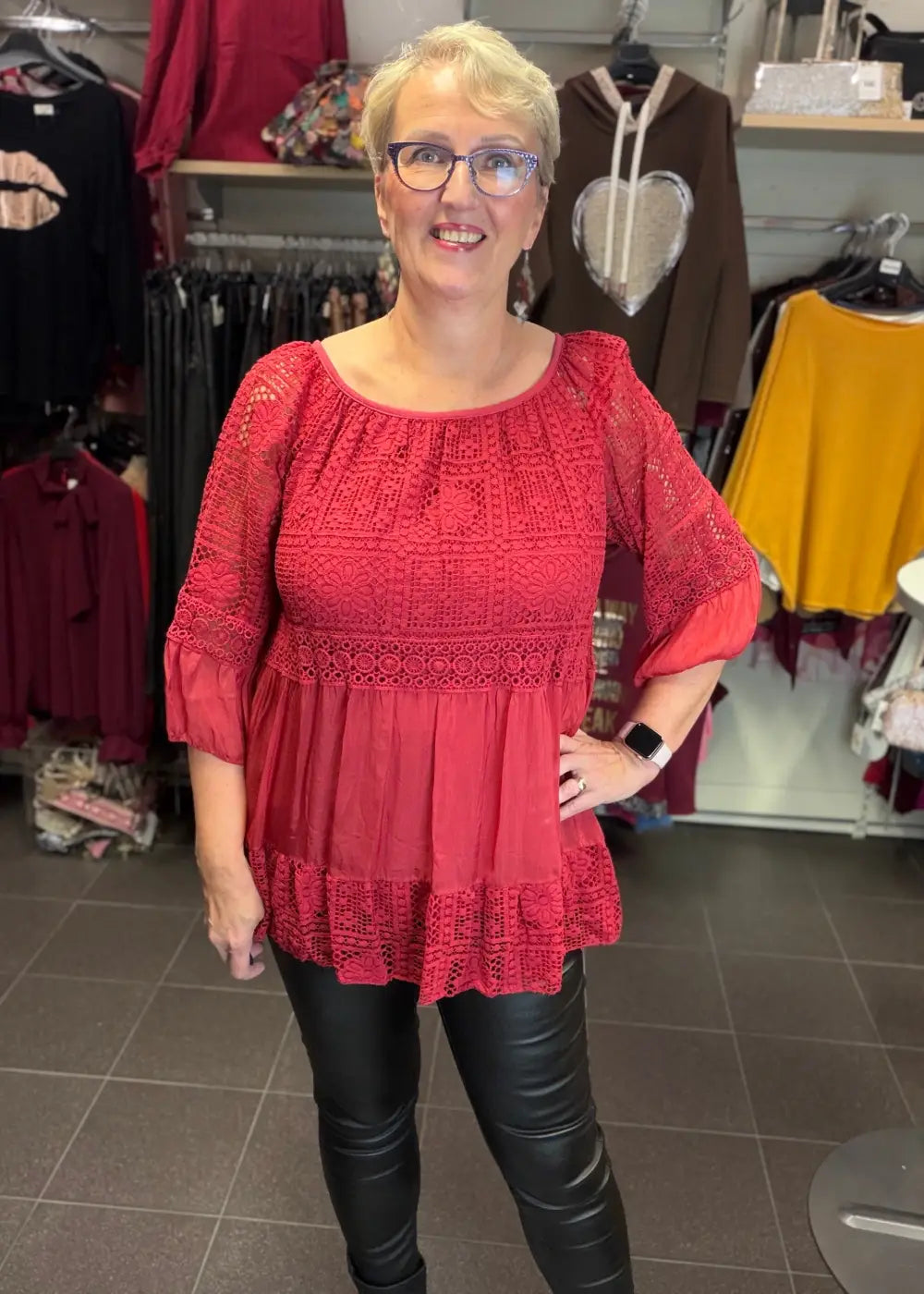 Elegantti silkkitunika kauniilla kirjailulla, A-linjainen malli, ilmava materiaali, leveät vajaamittaiset hihat ja O-pääntie