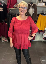 Elegantti silkkitunika kauniilla kirjailulla, A-linjainen malli, ilmava materiaali, leveät vajaamittaiset hihat ja O-pääntie