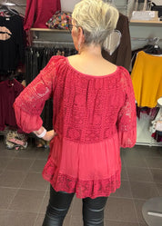 Elegantti silkkitunika kauniilla kirjailulla, A-linjainen malli, ilmava materiaali, leveät vajaamittaiset hihat ja O-pääntie