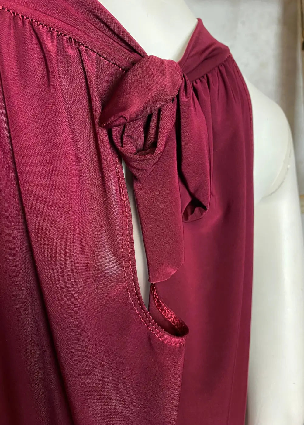 Rento hihaton toppi naisille, yksivärinen, solmittavat nauhat, koristeleikkaus, joustava ja kevyt materiaali.