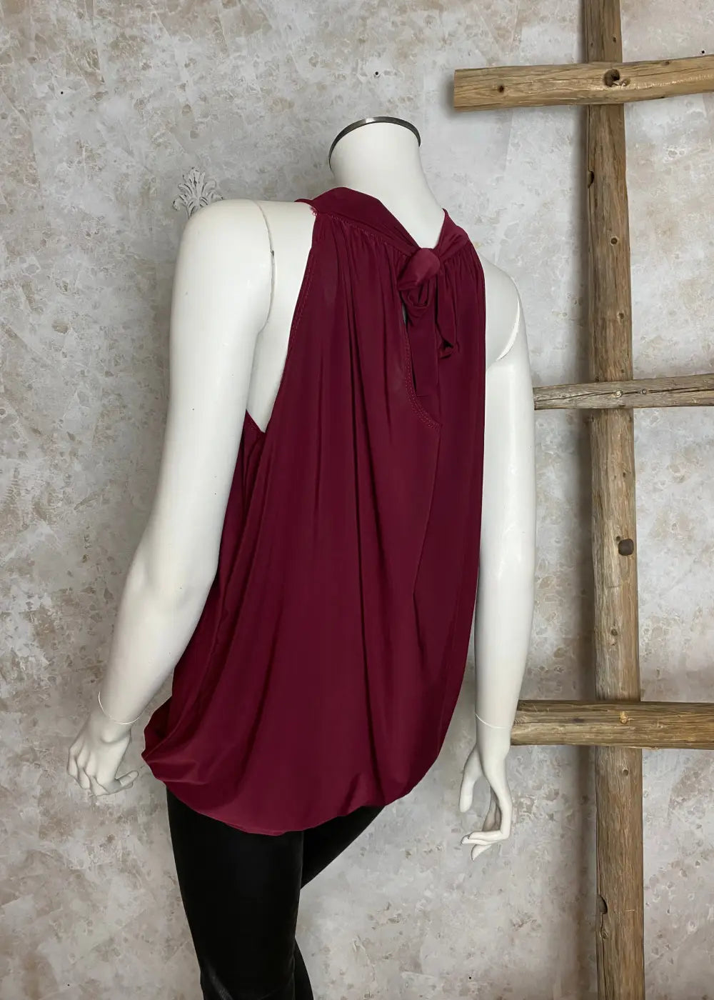 Rento hihaton toppi naisille, yksivärinen, solmittavat nauhat, koristeleikkaus, joustava ja kevyt materiaali.