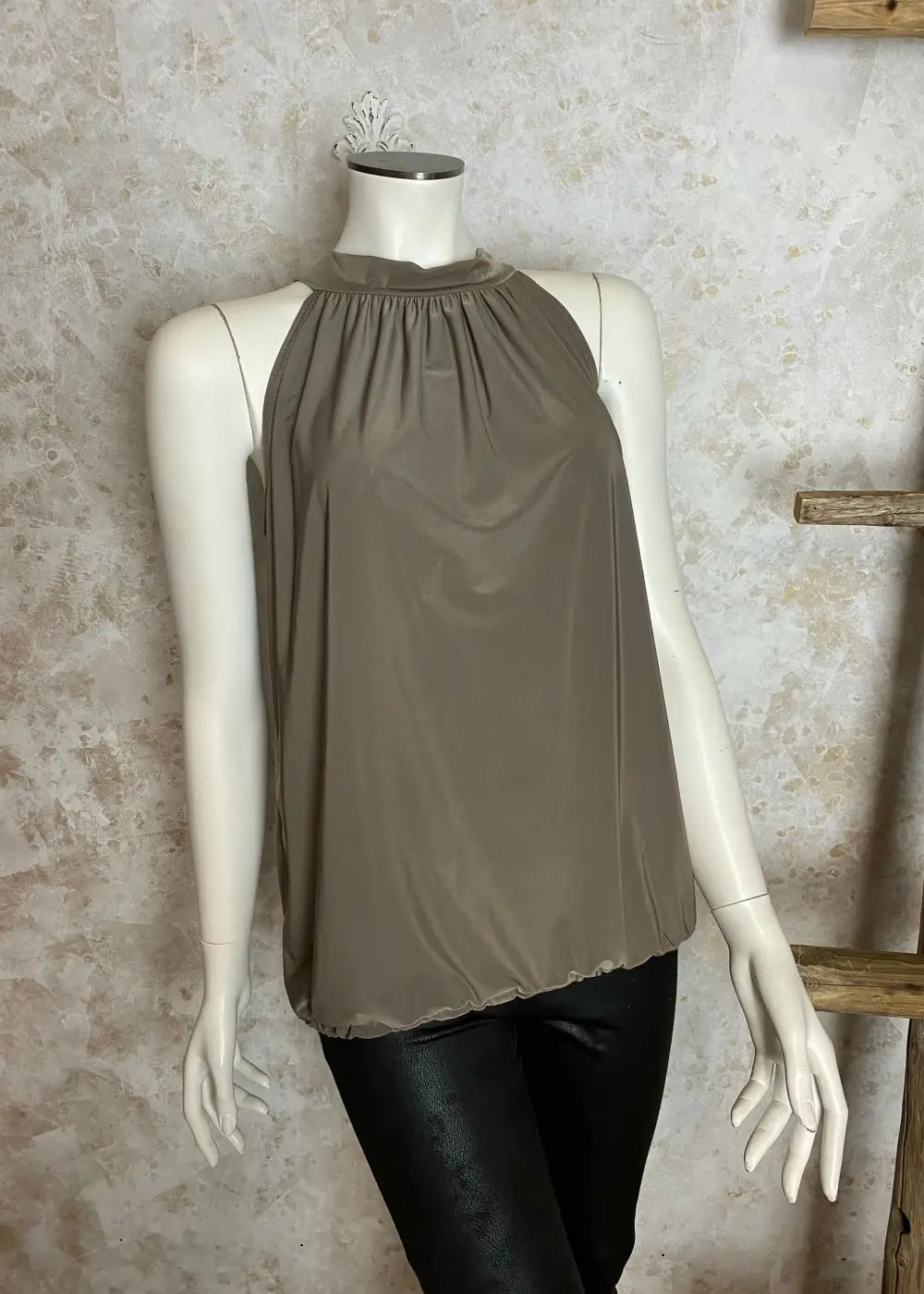 Rento hihaton toppi naisille, yksivärinen, solmittavat nauhat, koristeleikkaus, joustava ja kevyt materiaali.