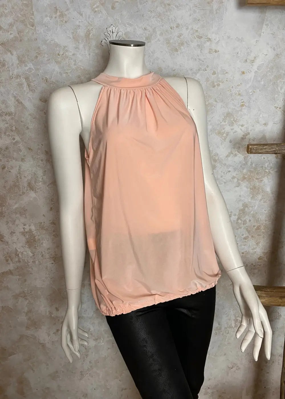 Rento hihaton toppi naisille, yksivärinen, solmittavat nauhat, koristeleikkaus, joustava ja kevyt materiaali.