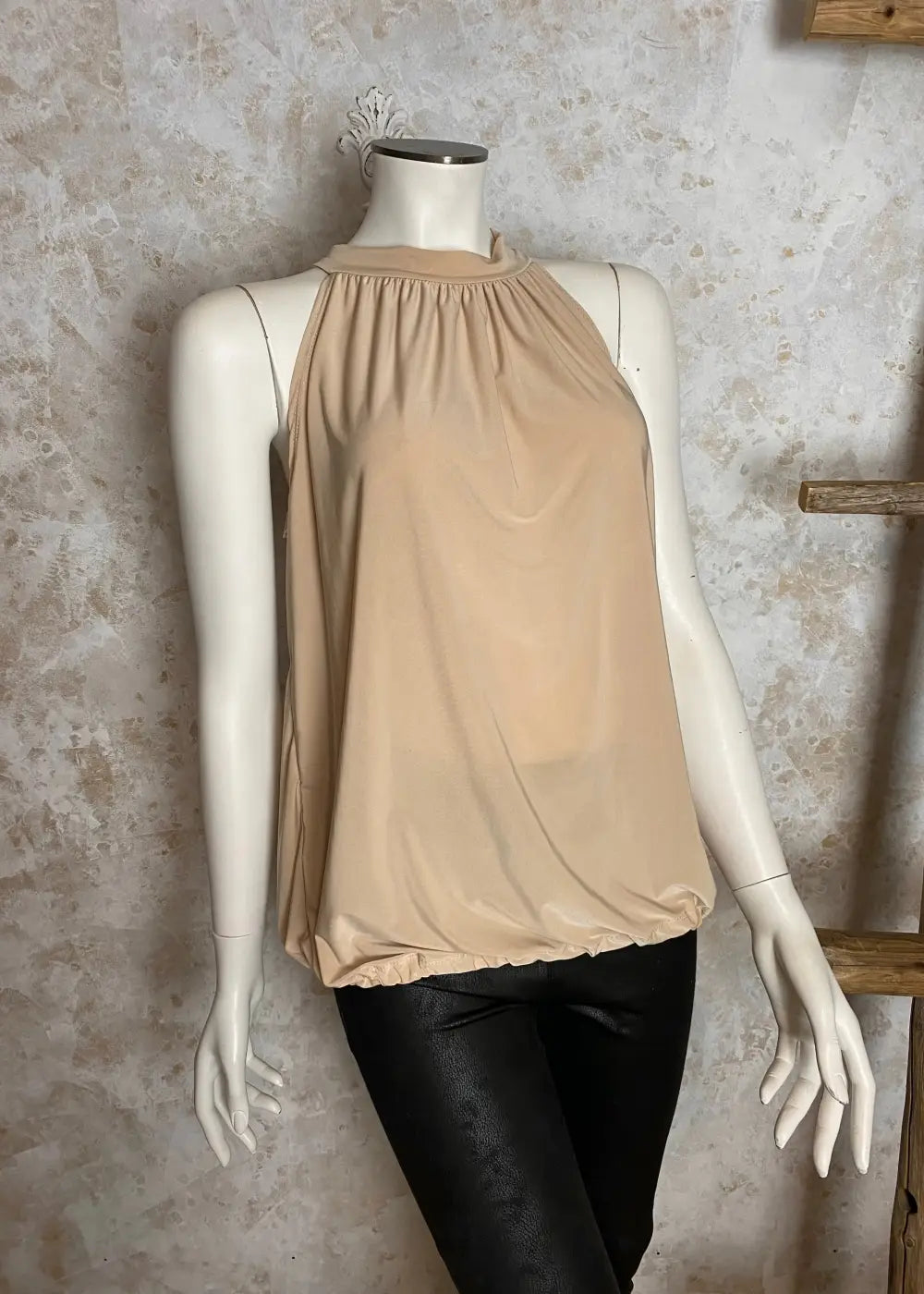 Rento hihaton toppi naisille, yksivärinen, solmittavat nauhat, koristeleikkaus, joustava ja kevyt materiaali.