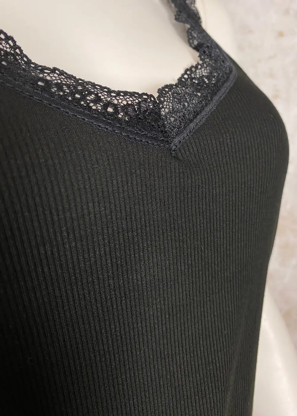 Hihaton toppi naisille, joustava ribbineulos, pitsiyksityiskohdat hihansuissa ja pääntiellä, V-pääntie arkeen ja juhlaan