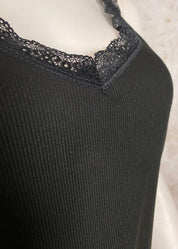 Hihaton toppi naisille, joustava ribbineulos, pitsiyksityiskohdat hihansuissa ja pääntiellä, V-pääntie arkeen ja juhlaan