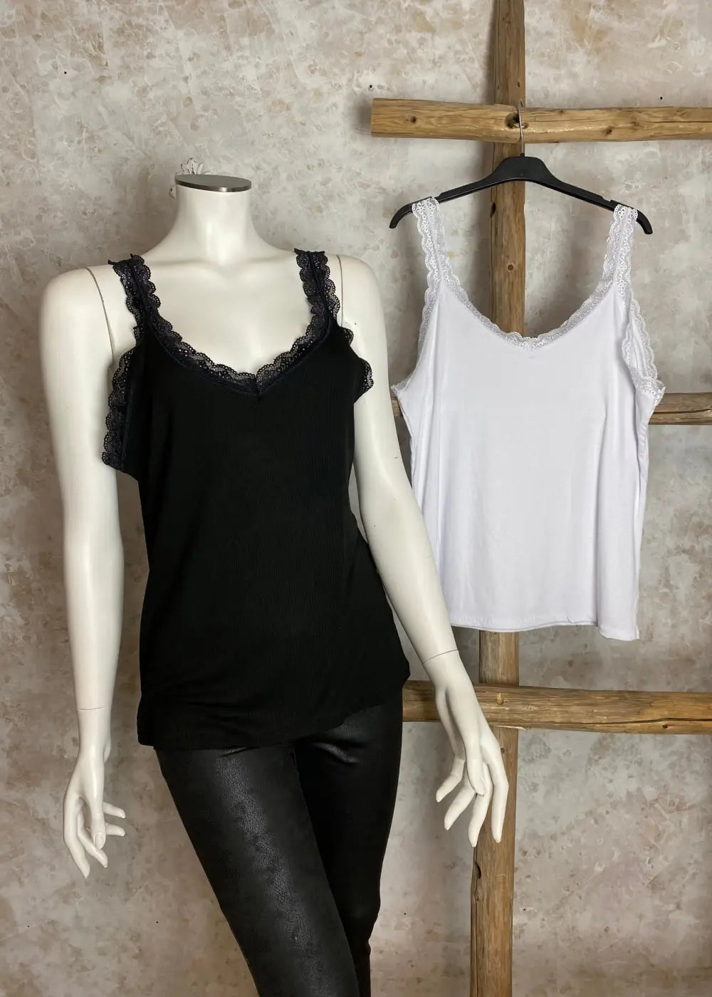 Hihaton toppi naisille, joustava ribbineulos, pitsiyksityiskohdat hihansuissa ja pääntiellä, V-pääntie arkeen ja juhlaan