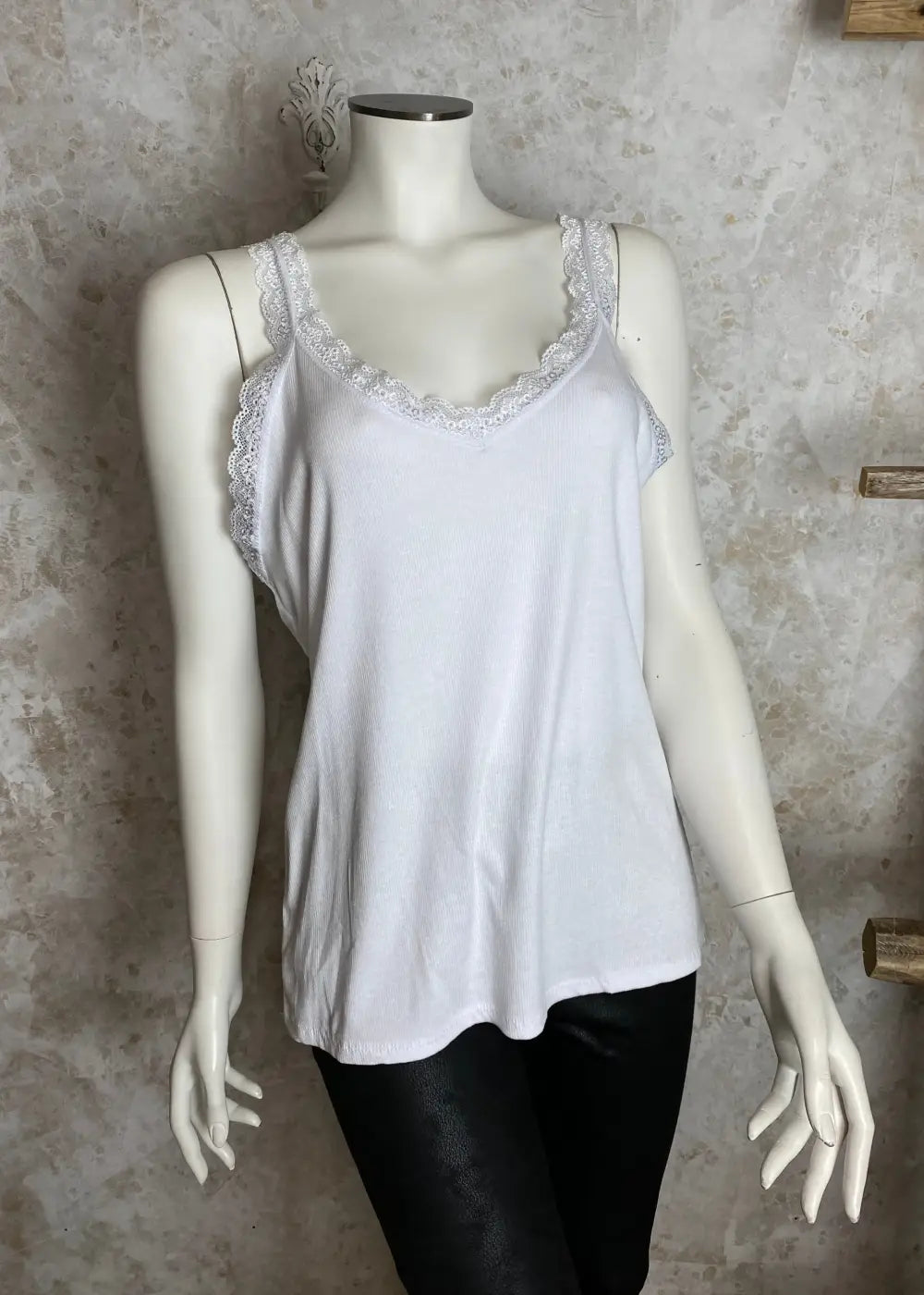 Hihaton toppi naisille, joustava ribbineulos, pitsiyksityiskohdat hihansuissa ja pääntiellä, V-pääntie arkeen ja juhlaan