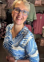 Naisten lyhythihainen tunika sinisävyisellä lehtikuviolla, pehmeä ja joustava materiaali, A-linjainen malli ja V-pääntie