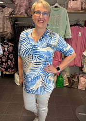 Naisten lyhythihainen tunika sinisävyisellä lehtikuviolla, pehmeä ja joustava materiaali, A-linjainen malli ja V-pääntie