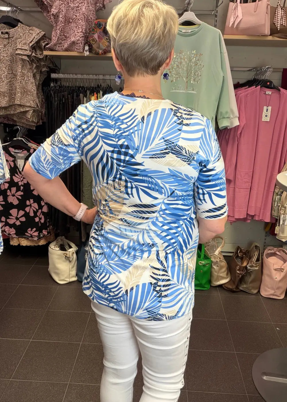 Naisten lyhythihainen tunika sinisävyisellä lehtikuviolla, pehmeä ja joustava materiaali, A-linjainen malli ja V-pääntie