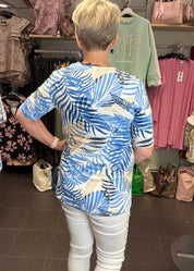 Naisten lyhythihainen tunika sinisävyisellä lehtikuviolla, pehmeä ja joustava materiaali, A-linjainen malli ja V-pääntie