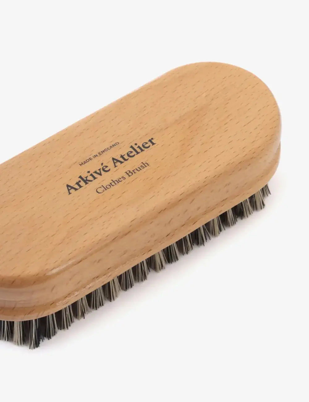 Arkivé Care vaateharja poistaa nukan ja lian hellävaraisesti, sopii villalle, silkille ja muille tekstiileille, myös kodintekstiileille