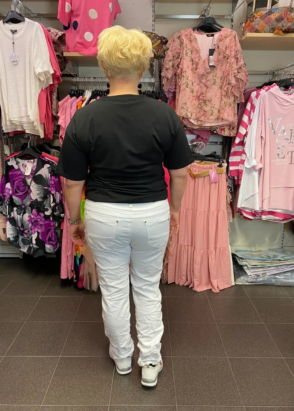 Valkoiset stretch-farkut koristelluilla napeilla, korkea vyötärö, kapeneva lahje ja rypytys lahkeissa, pehmeät ja joustavat