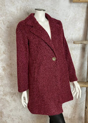 Tyylikäs villakangastakki naisellisella A-linjaisella mallilla, yhden napin kiinnitys, ryhdikäs kaulus ja etutaskut