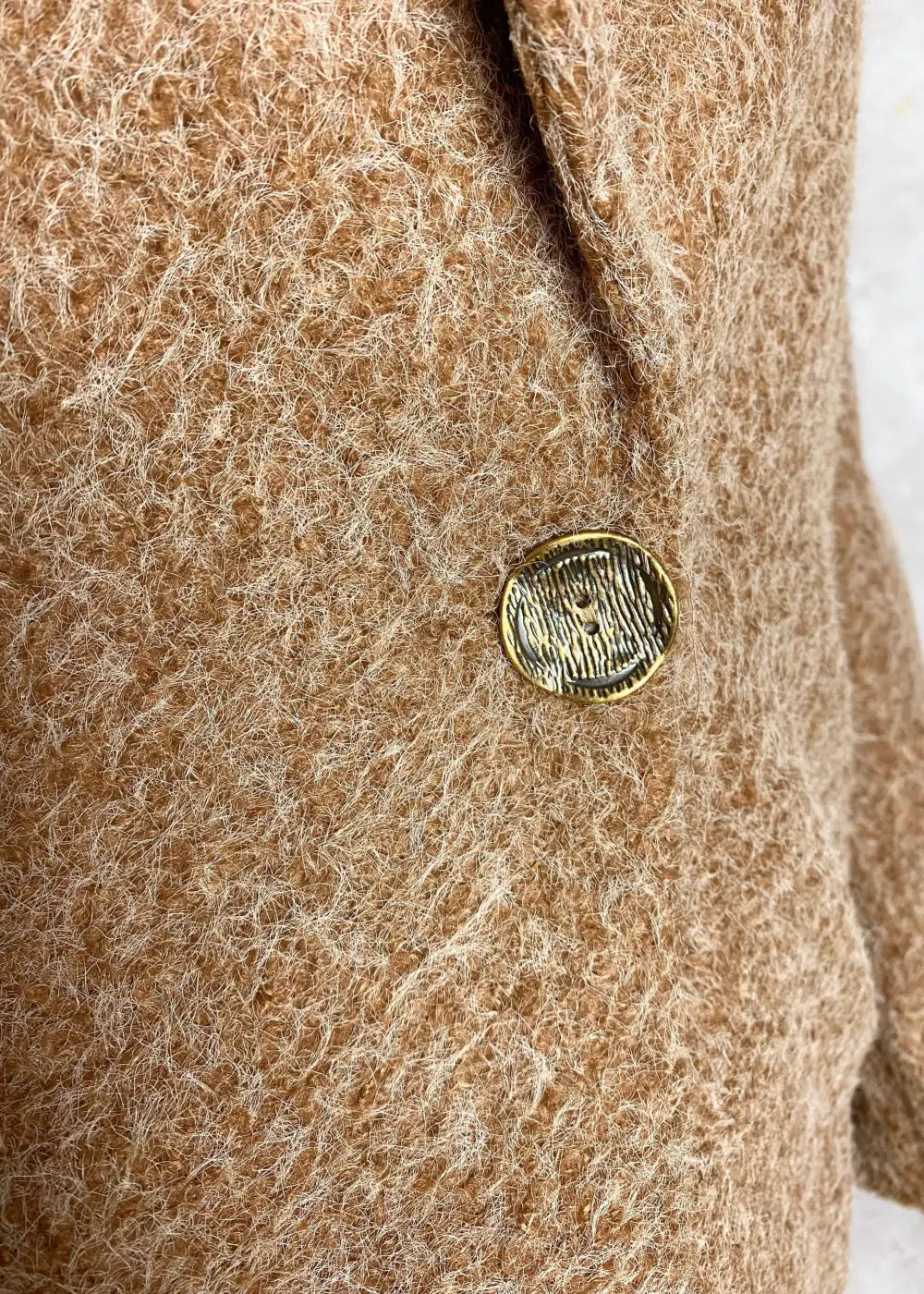 Tyylikäs villakangastakki naisellisella A-linjaisella mallilla, yhden napin kiinnitys, ryhdikäs kaulus ja etutaskut