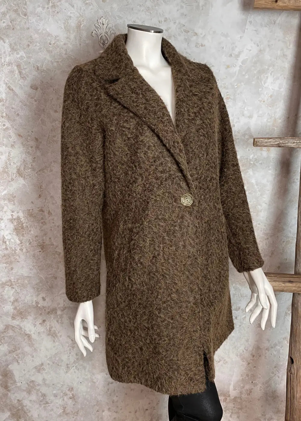 Tyylikäs villakangastakki naisellisella A-linjaisella mallilla, yhden napin kiinnitys, ryhdikäs kaulus ja etutaskut