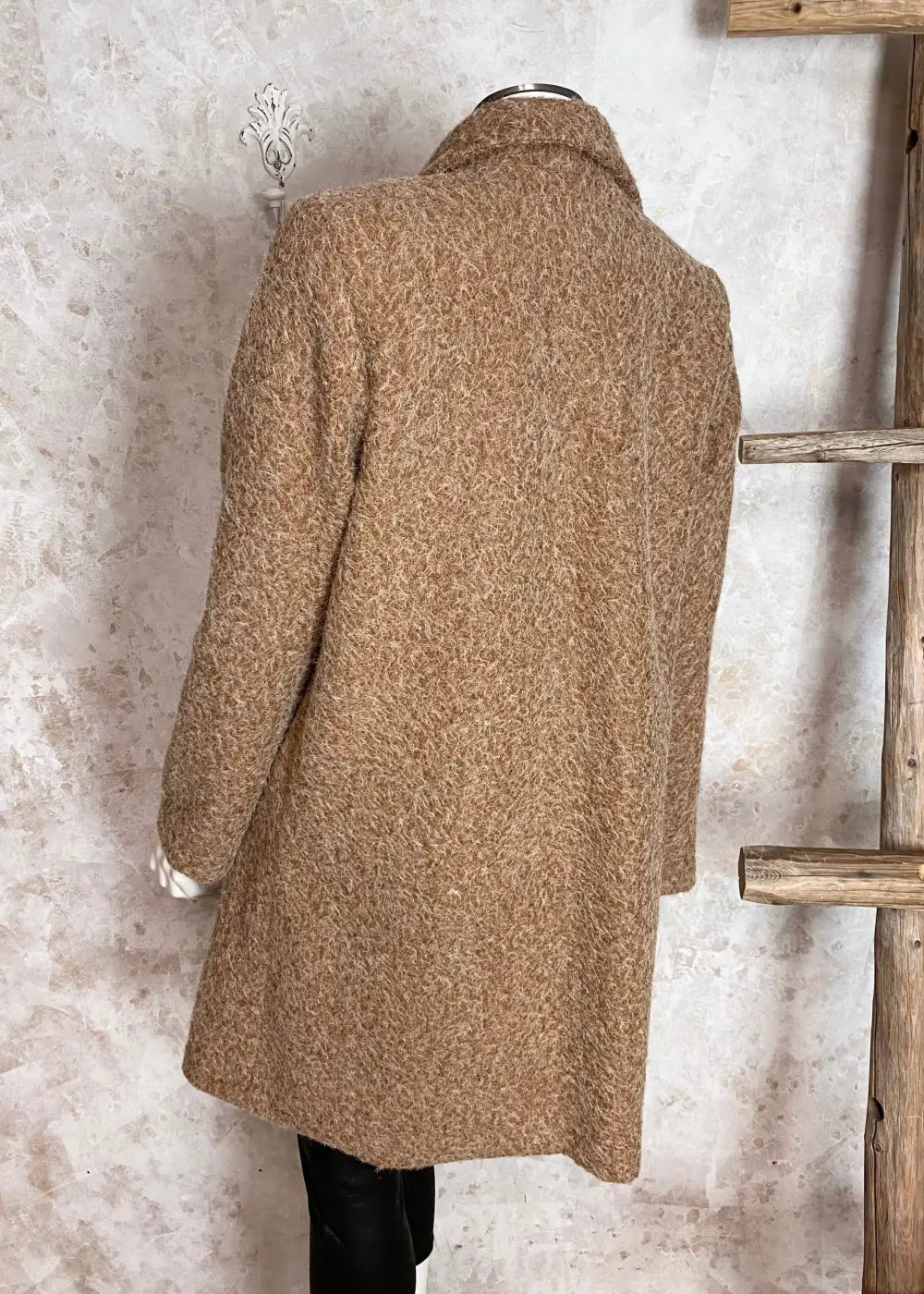 Tyylikäs villakangastakki naisellisella A-linjaisella mallilla, yhden napin kiinnitys, ryhdikäs kaulus ja etutaskut